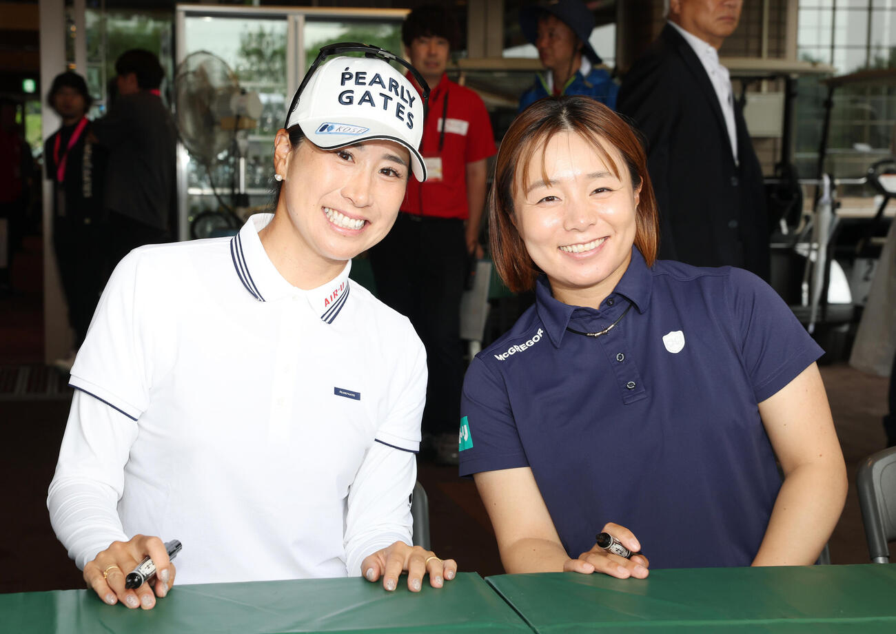サイン会を行い笑顔を見せる木戸愛（左）と永峰咲希（撮影・宮地輝）