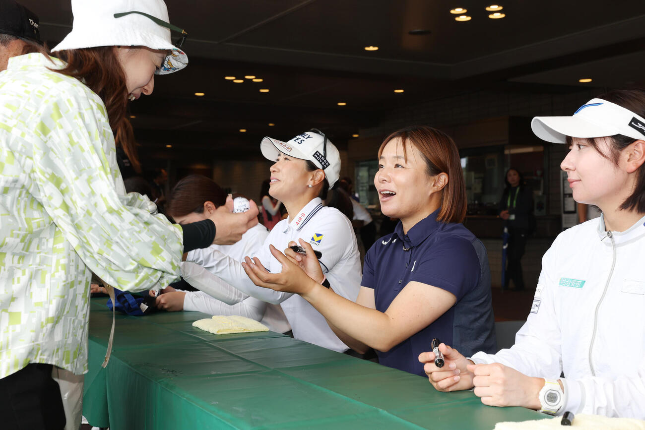 第1日が中止となりサイン会を行う木戸愛（左）と永峰咲希（撮影・宮地輝）