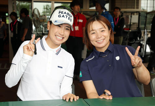 サイン会を行い笑顔でピースする木戸愛（左）と永峰咲希（撮影・宮地輝）