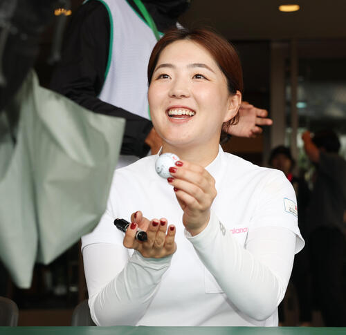 笑顔でサイン会を行う山内日菜子（撮影・宮地輝）