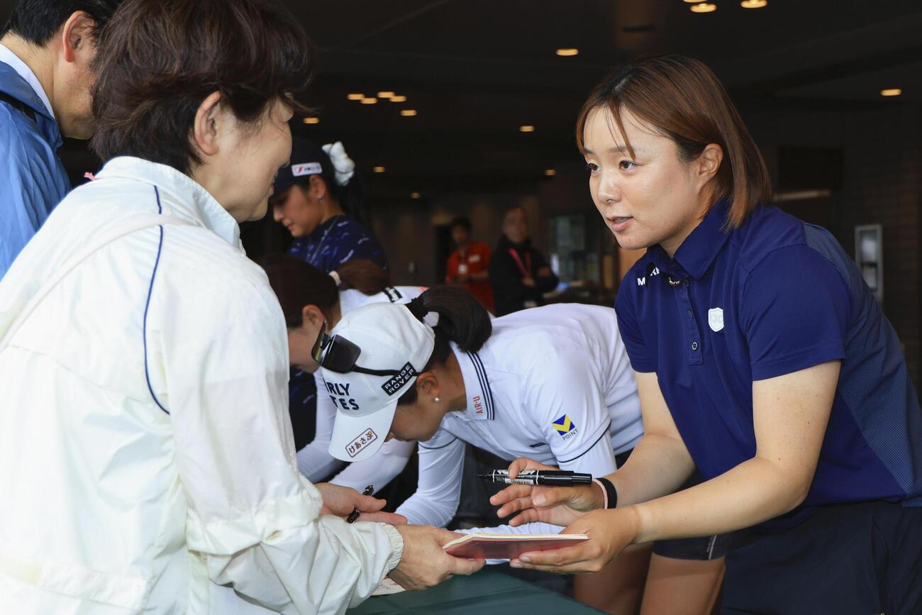資生堂・JALレディースが悪天候で中止となり、サイン会に参加する永峰咲希（右）（共同）