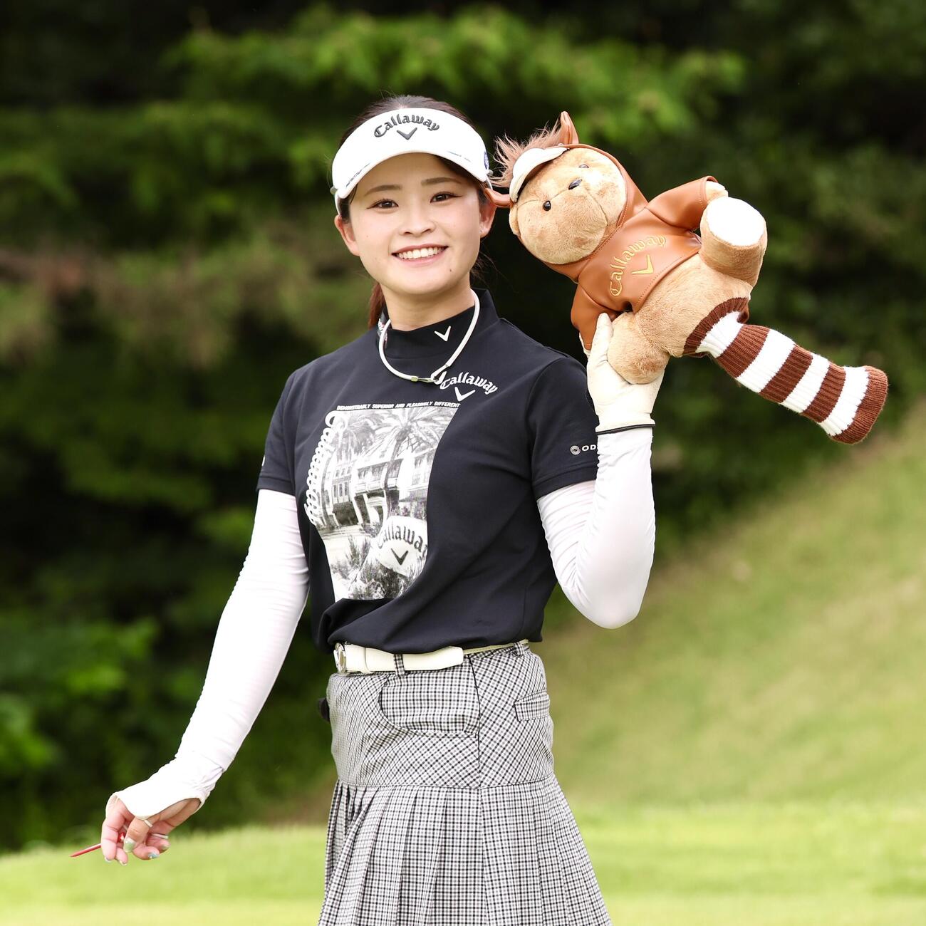 ヘッドカバーを手に笑顔を見せる政田夢乃（撮影・宮地輝）