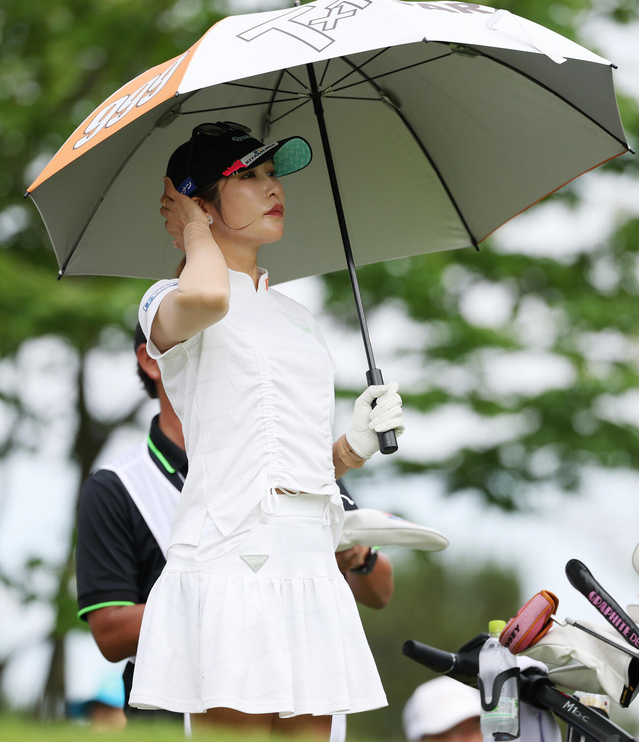 日傘を差す金田久美子（撮影・宮地輝）