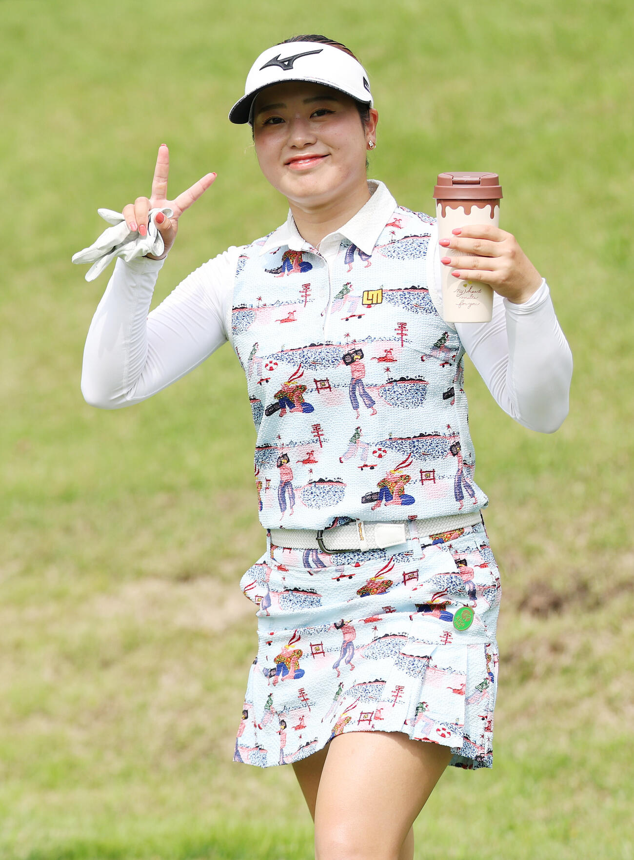 笑顔でピースする仲村果乃（撮影・宮地輝）