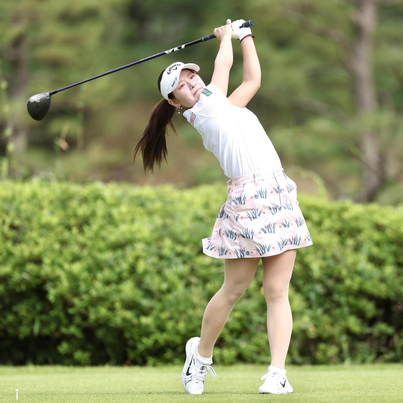 11番、ティーショットを放つ吉田鈴（撮影・宮地輝）