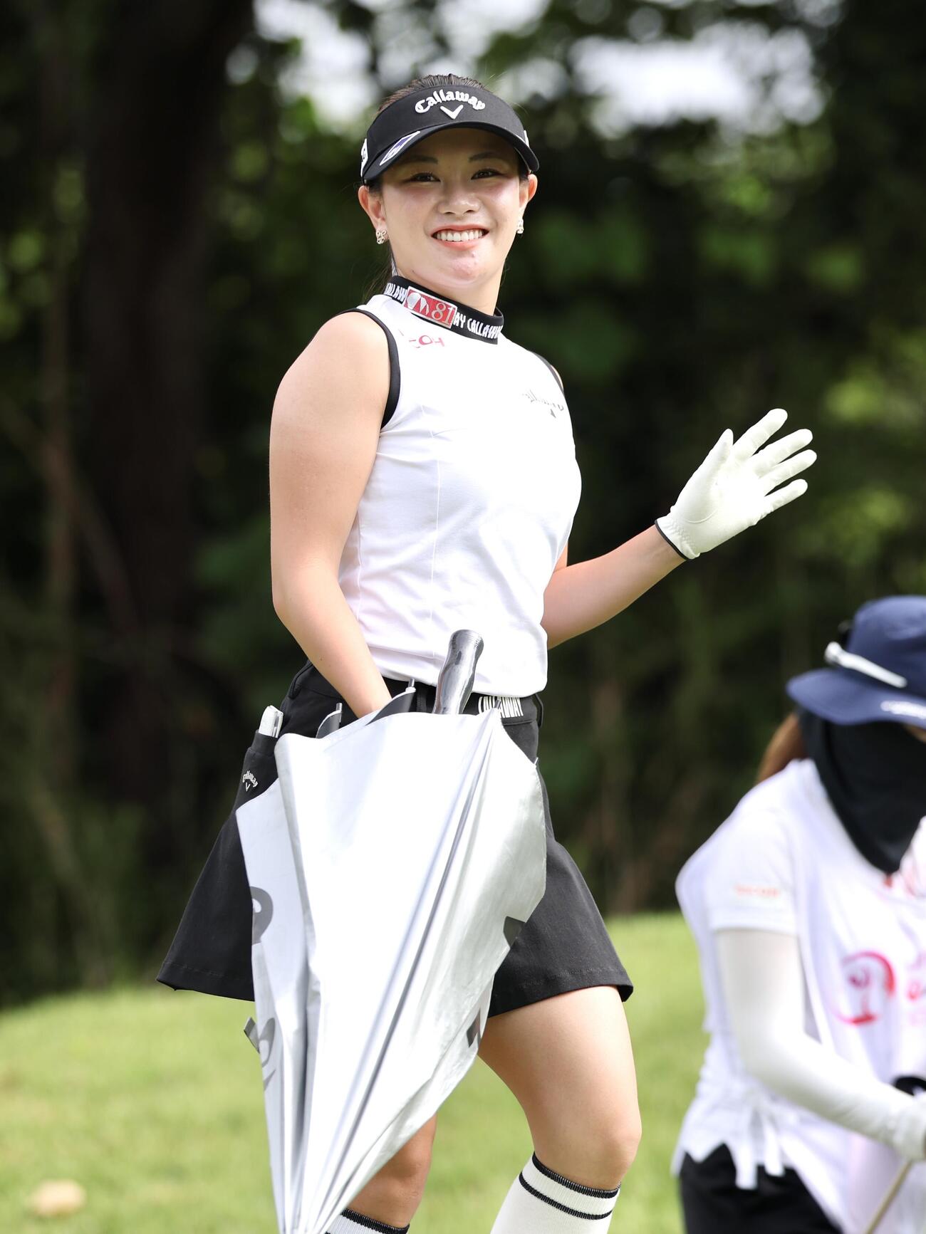 笑顔で手を振る河本結（撮影・宮地輝）