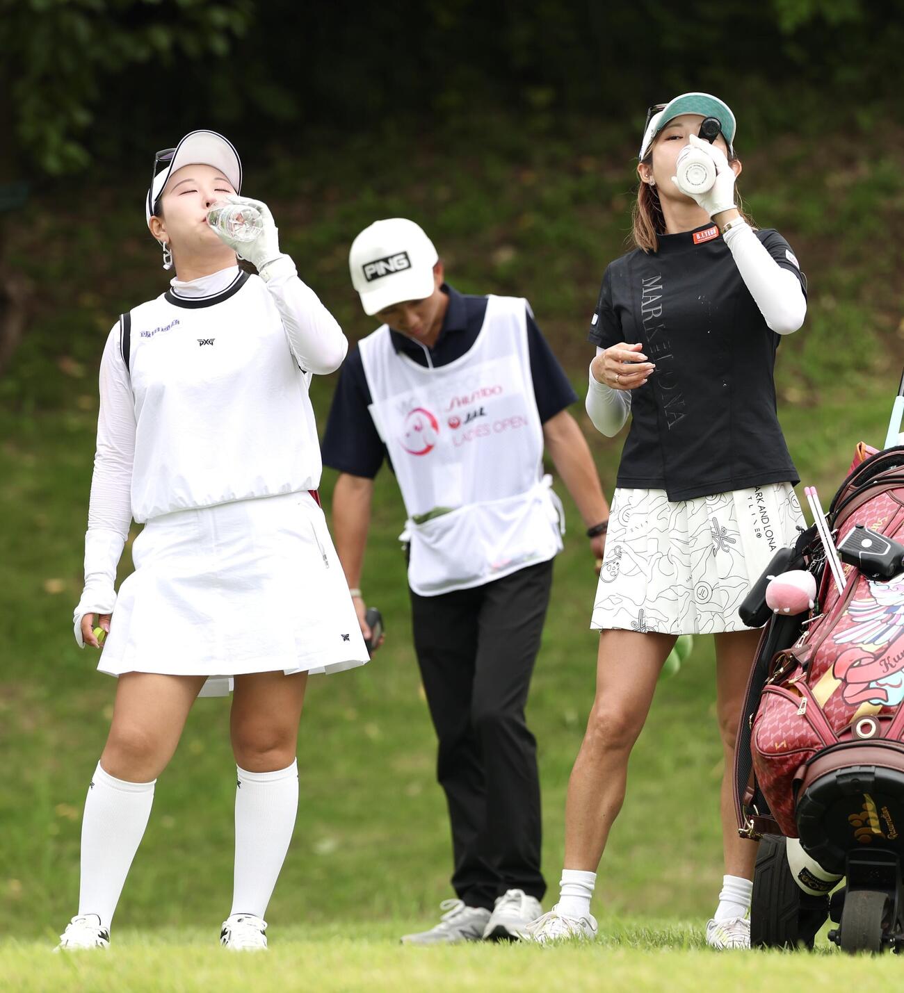 水分補給するリ・ハナ（左）と金田久美子（撮影・宮地輝）