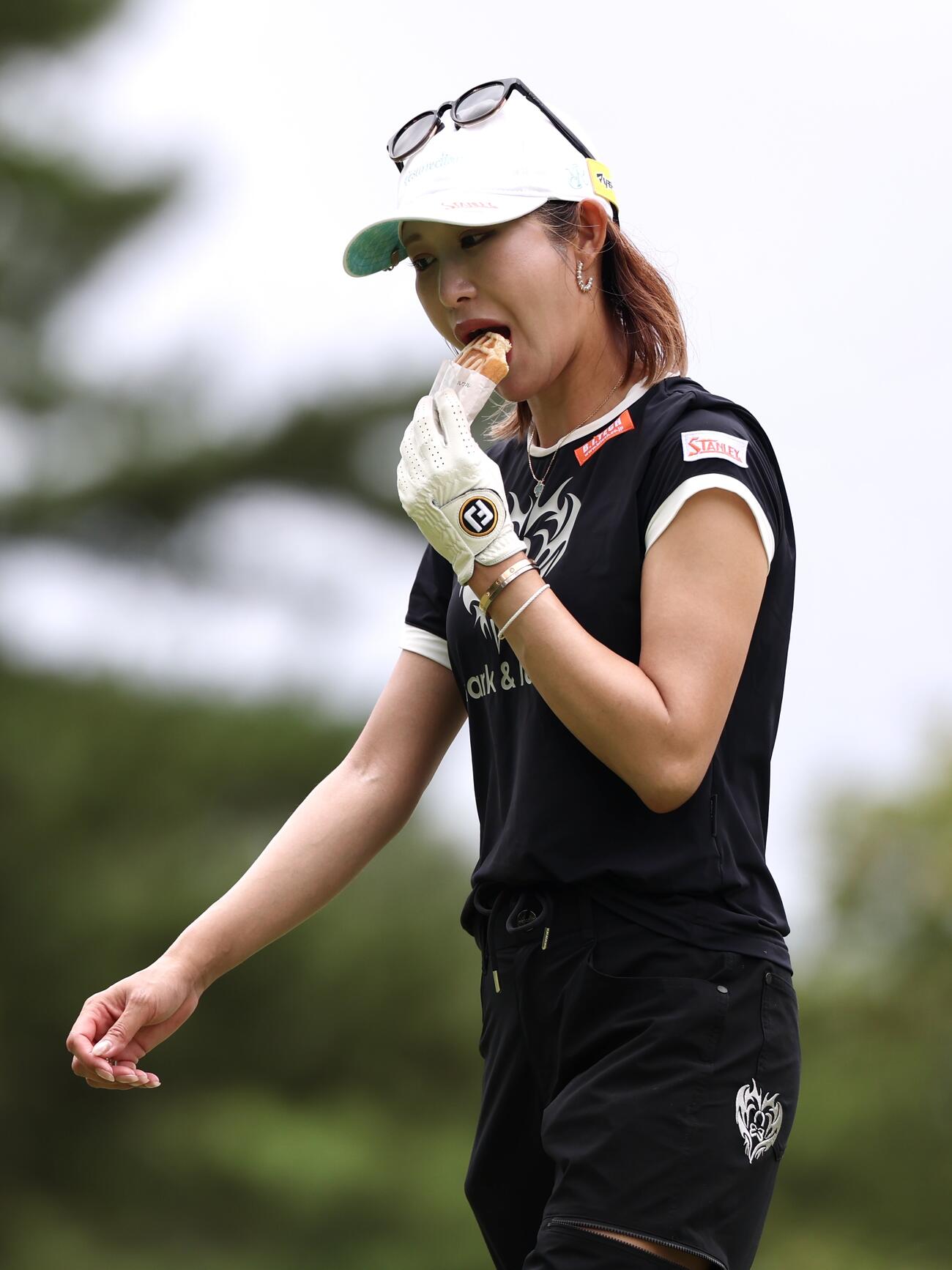 ワッフルをほおばる金田久美子（撮影・宮地輝）