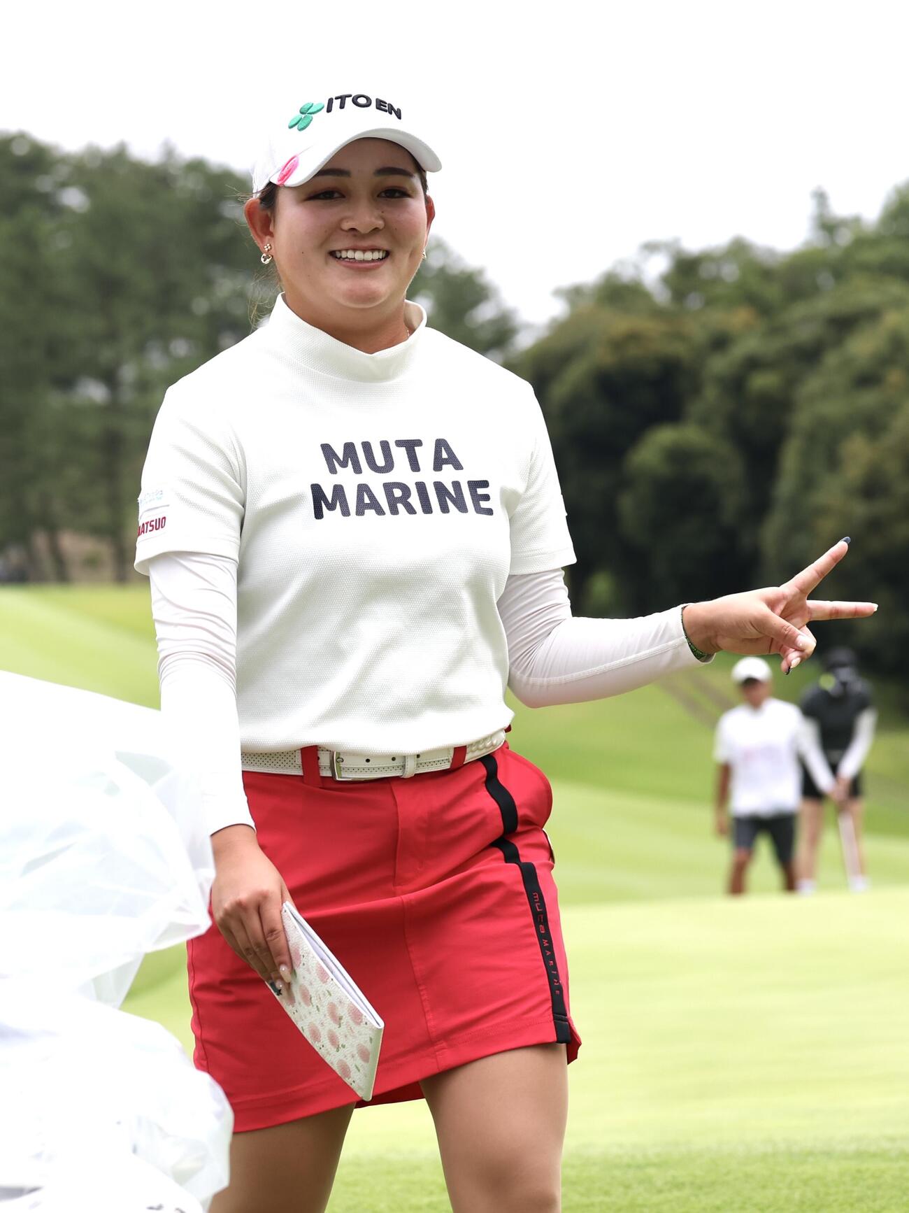 笑顔でピースする神谷桃歌（撮影・宮地輝）