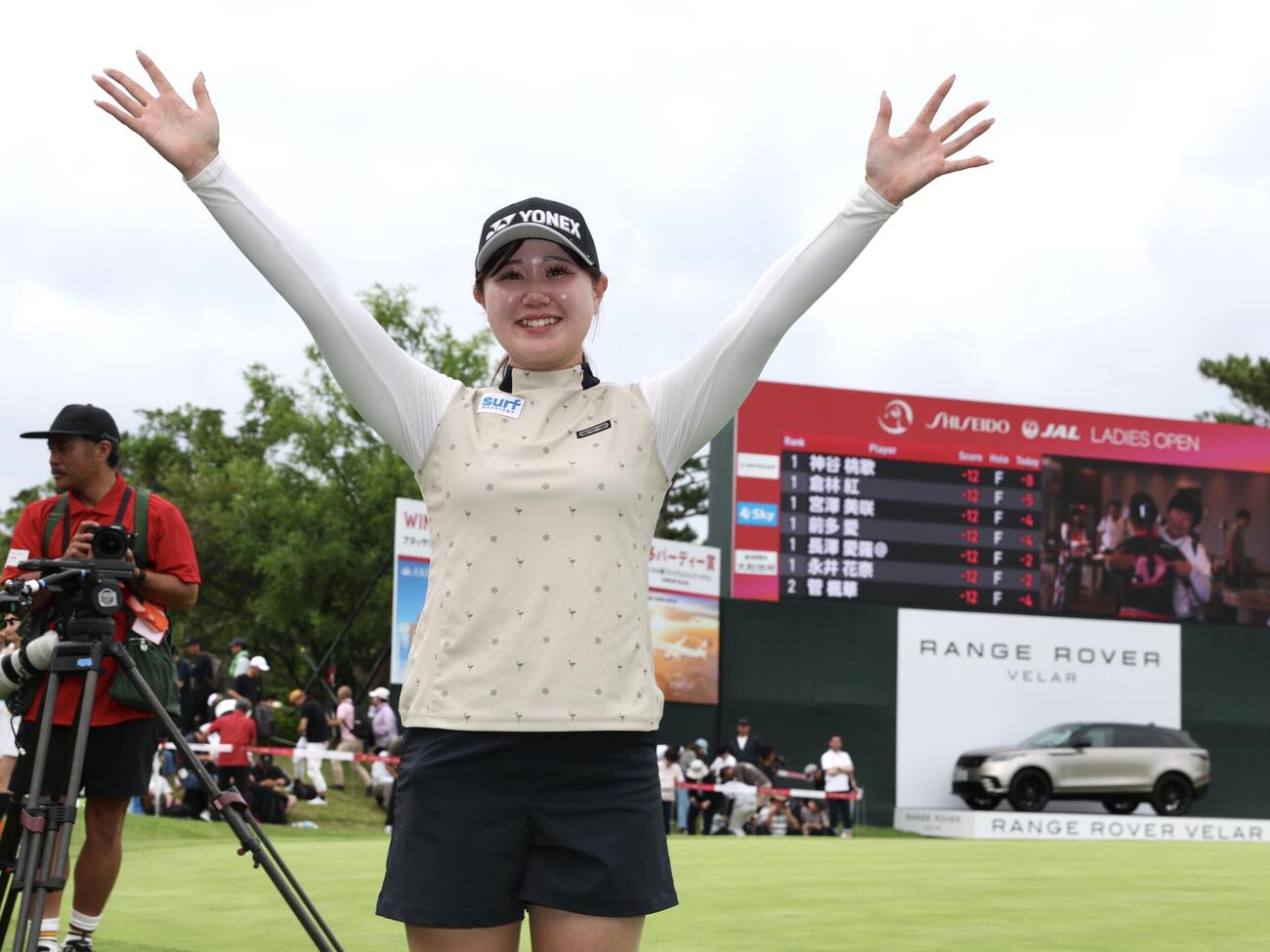 2回目のプレーオフを制し、初優勝を決めバンザイする倉林紅（撮影・宮地輝）
