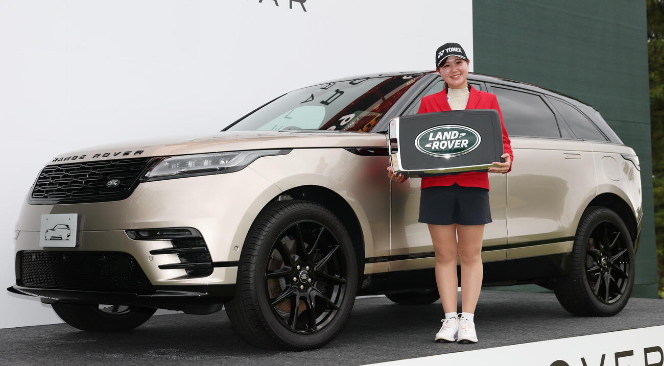 初優勝し副賞のRANGE ROVER VELARと写真に納まる倉林紅（撮影・宮地輝）