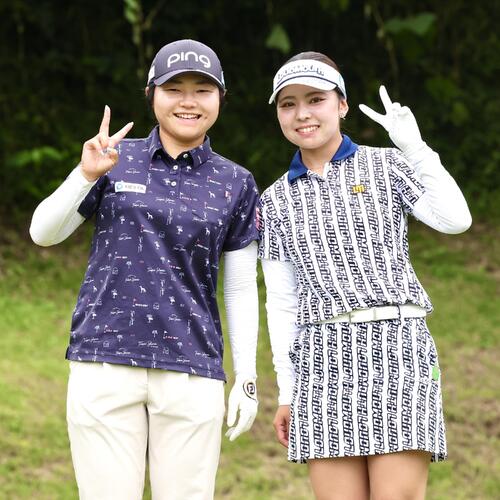笑顔でピースする宮沢美咲(左)と前多愛(撮影・宮地輝)