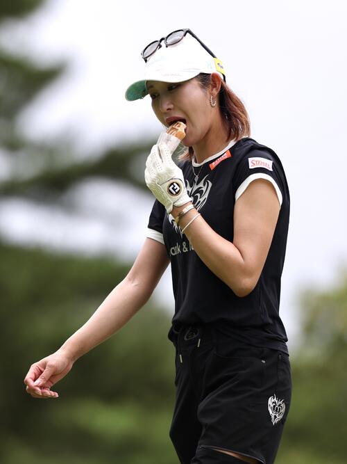 ワッフルをほおばる金田久美子(撮影・宮地輝)