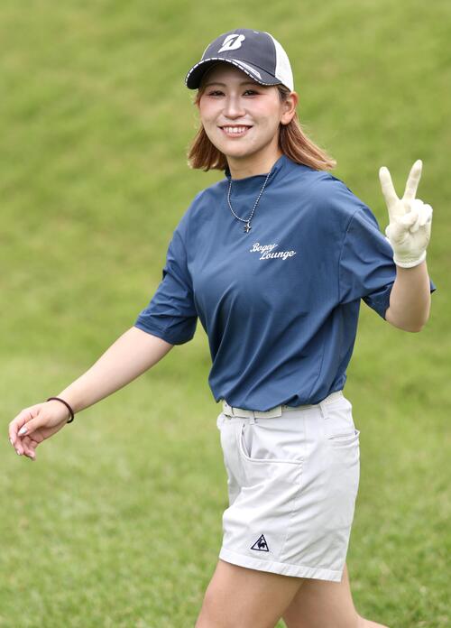 笑顔でピースする平塚新夢（撮影・宮地輝）