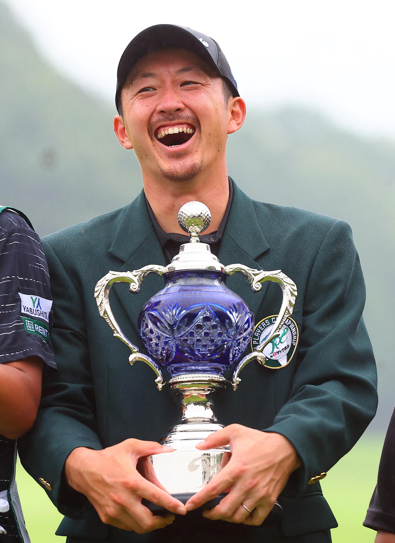 優勝し喜ぶ岩崎亜久竜（撮影・野上伸悟）
