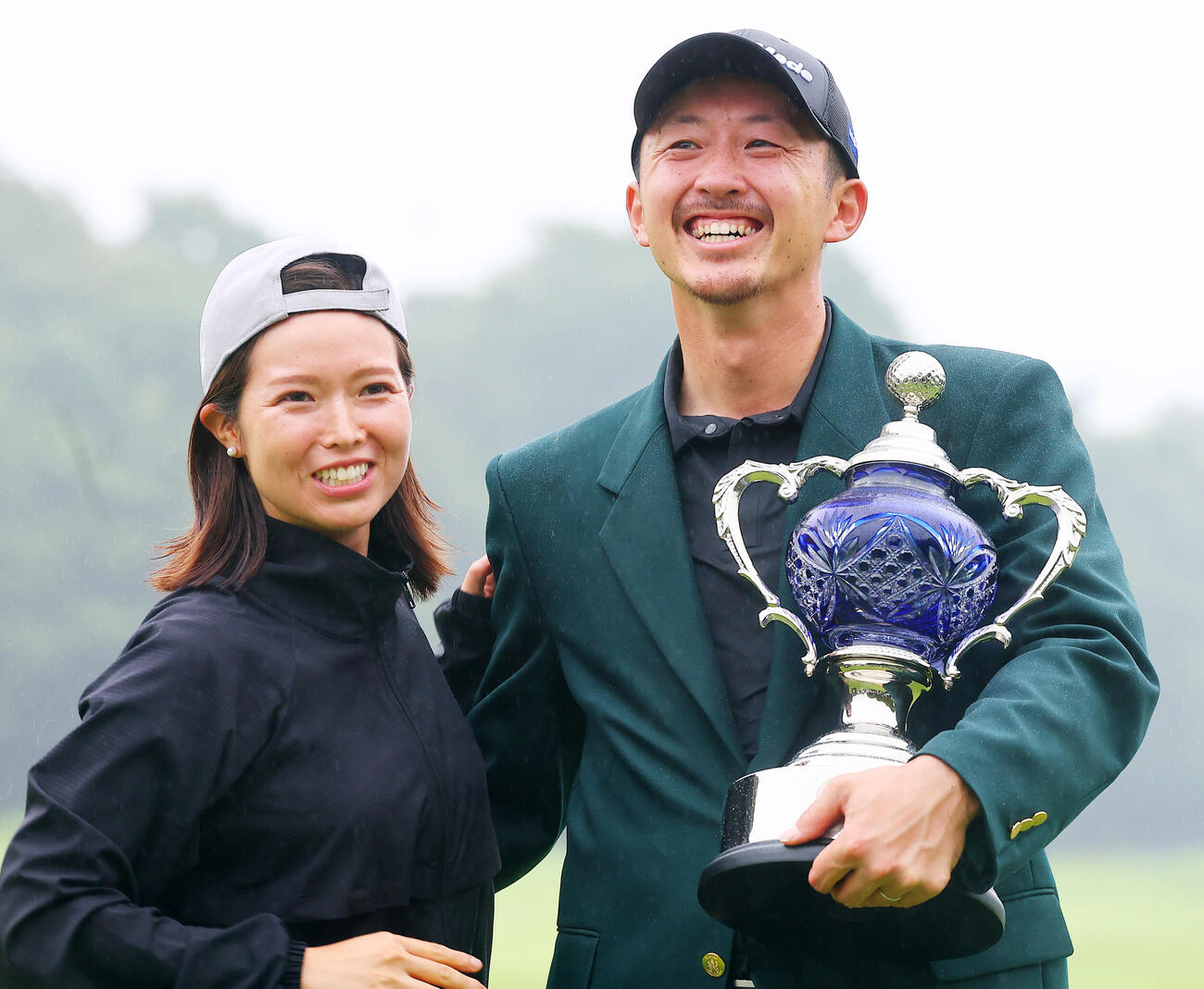 優勝し、真衣夫人（左）と喜ぶ岩崎亜久竜（撮影・野上伸悟）