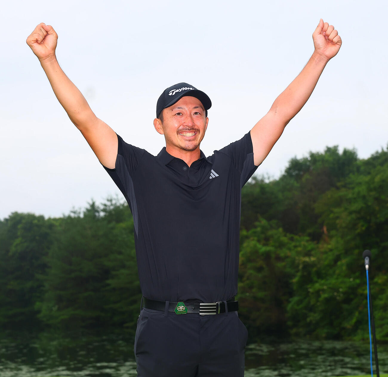 優勝し万歳で喜ぶ岩崎亜久竜（撮影・野上伸悟）