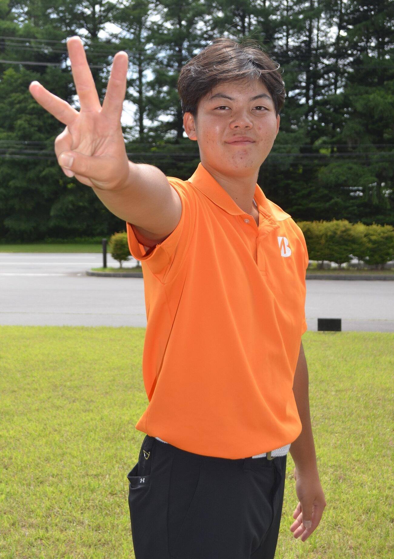 中学からの夏3連覇に向け、指3本を示す神永直輝