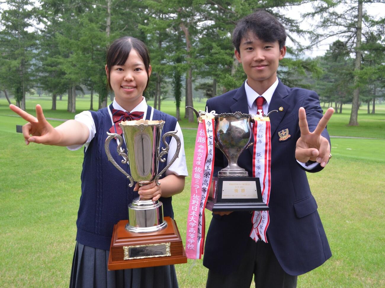 男子優勝の佐藤ミラー（右）と女子優勝の臼田藍