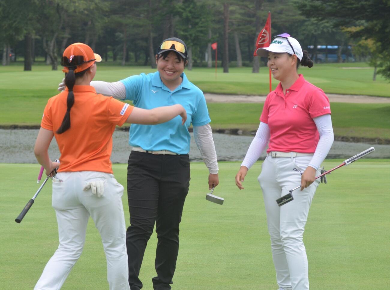 臼田藍（右）の勝利が決まり、歩み寄る五月女愛來（中央）と近重怜奈
