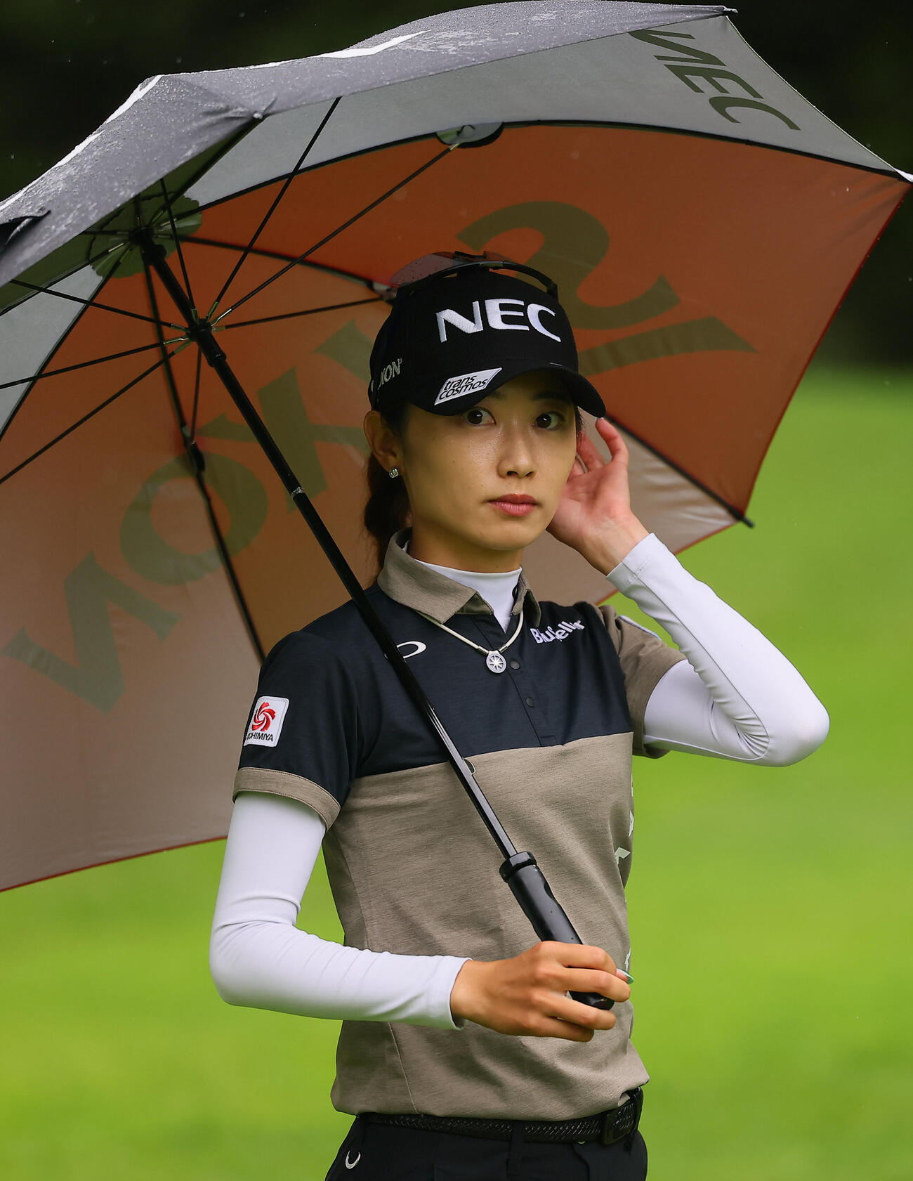 17番、グリーンへ向かう安田祐香（撮影・水谷安孝）