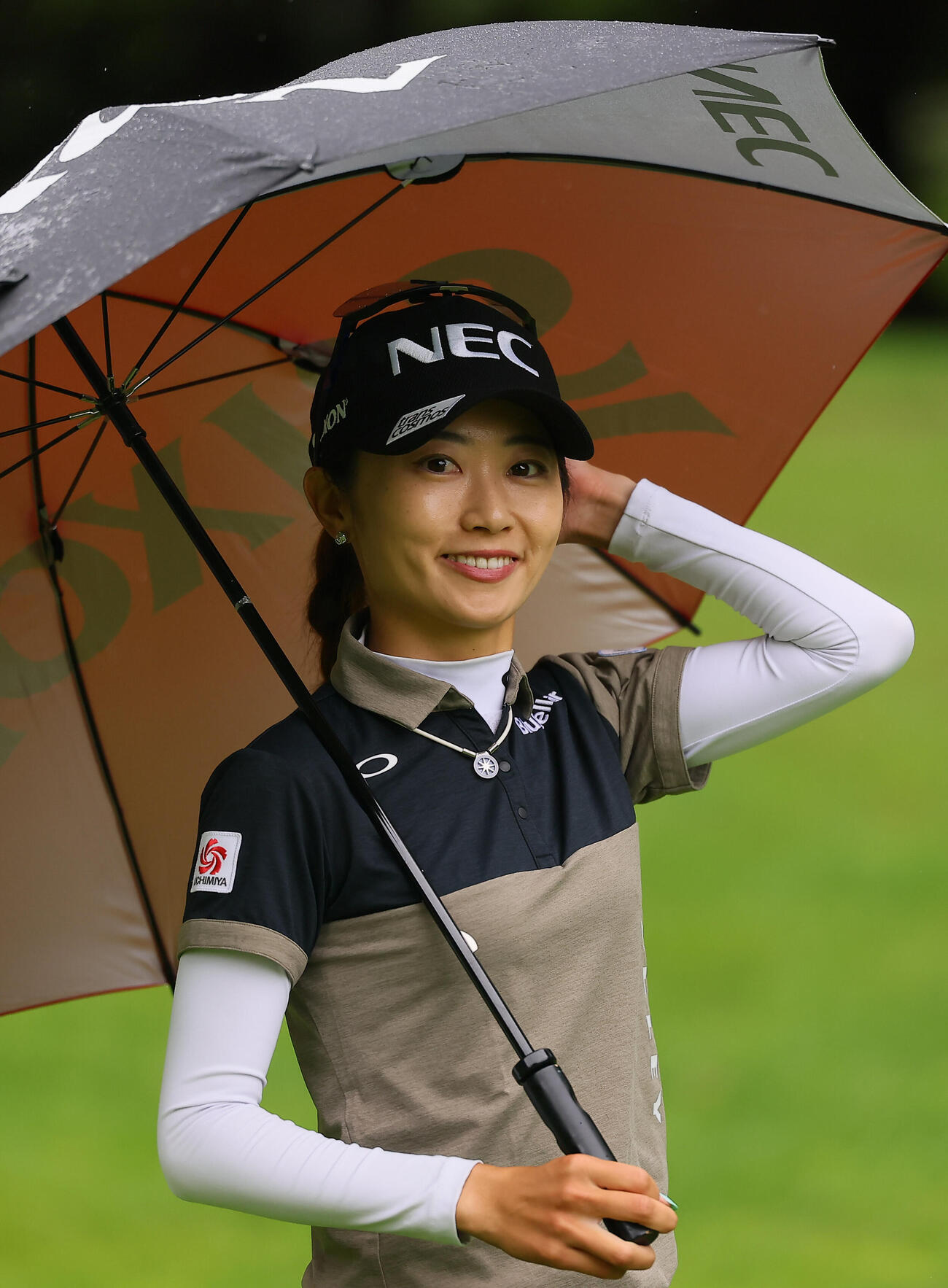 17番、グリーンへ向かう安田祐香（撮影・水谷安孝）