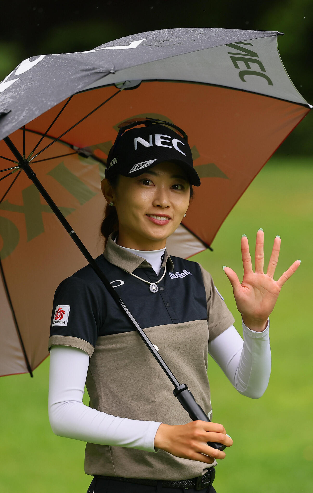 17番、グリーンへ向かう安田祐香（撮影・水谷安孝）