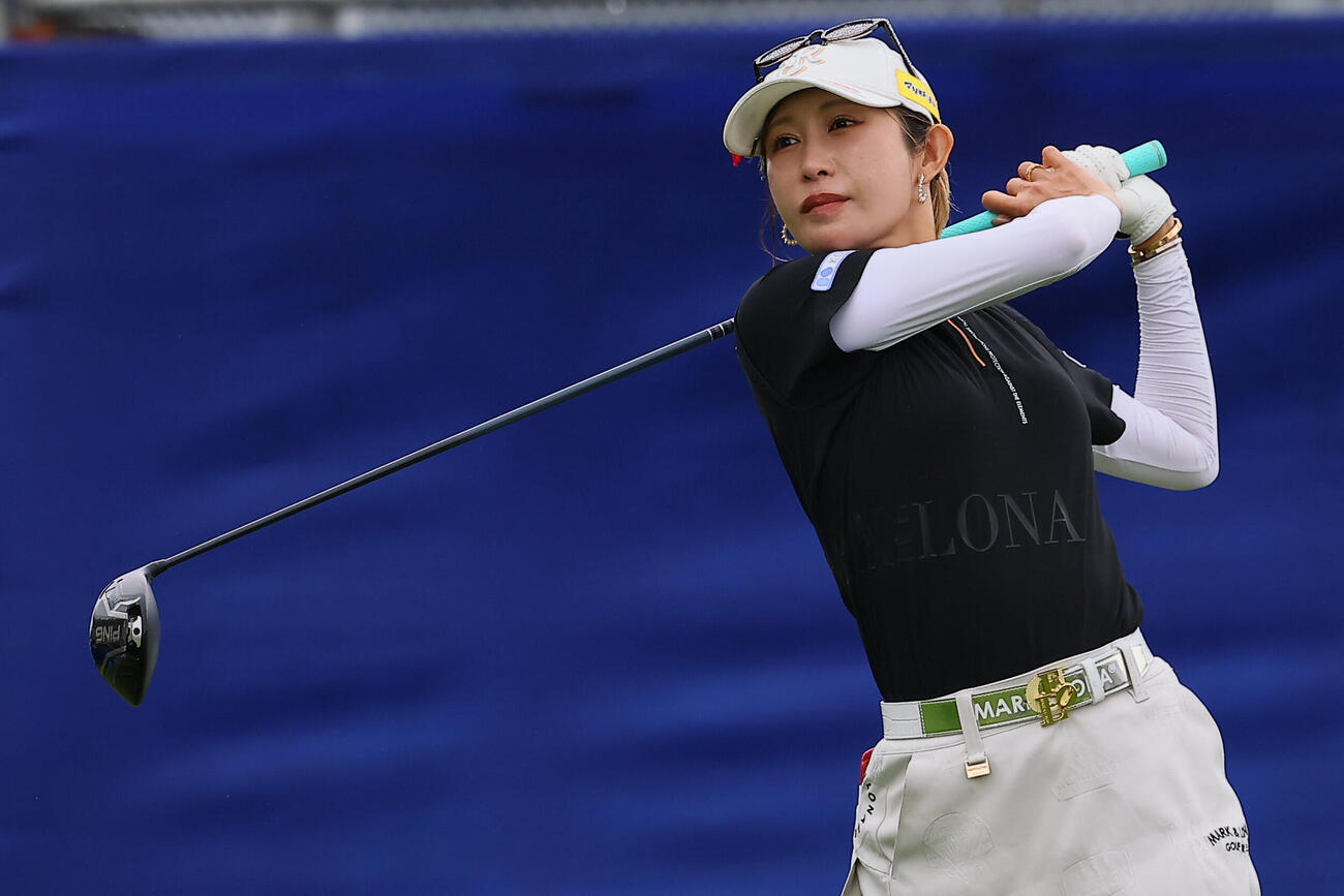 1番、ティーショットを放つ金田久美子（撮影・水谷安孝）