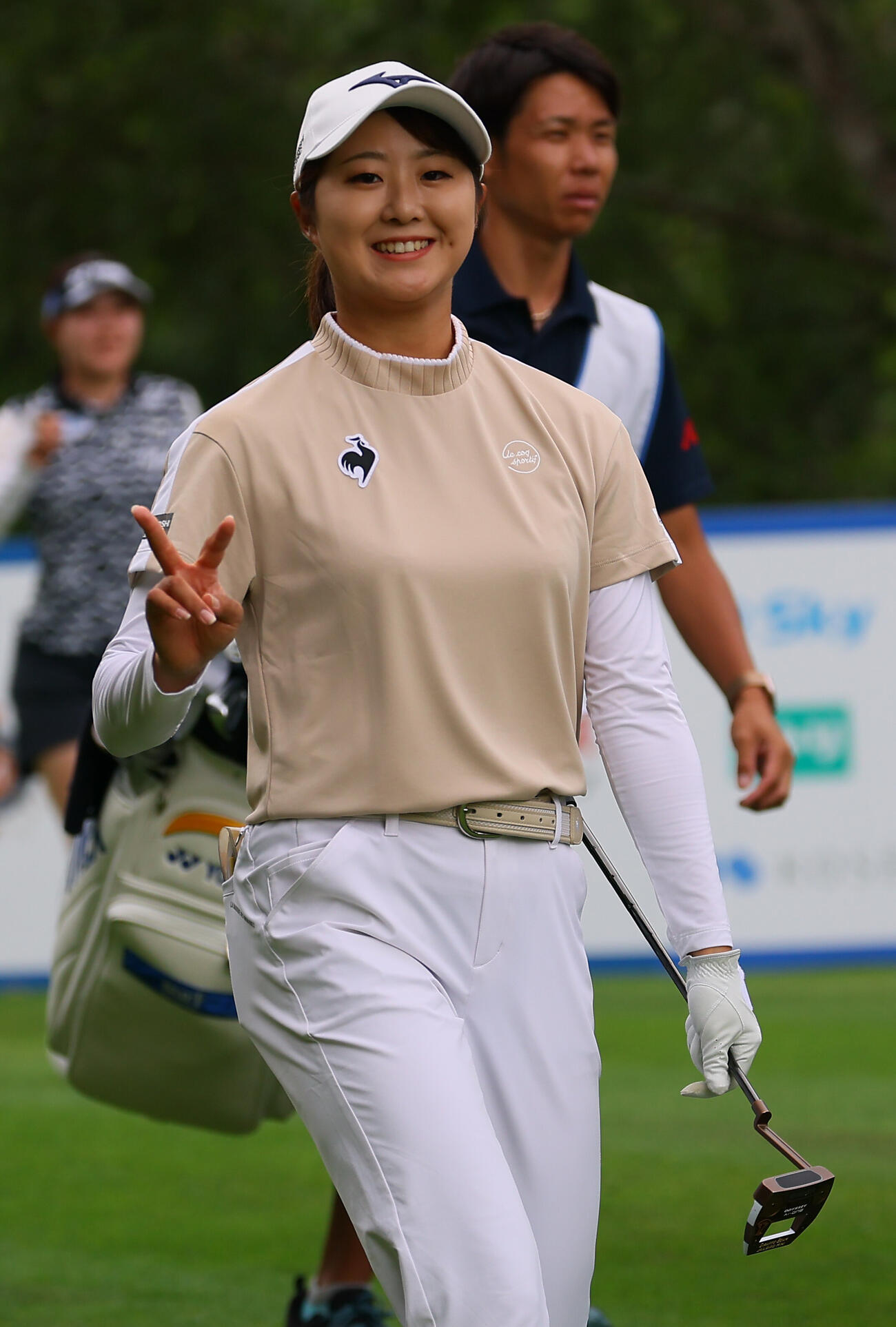17番、笑顔でピースサインする稲垣那奈子（撮影・水谷安孝）