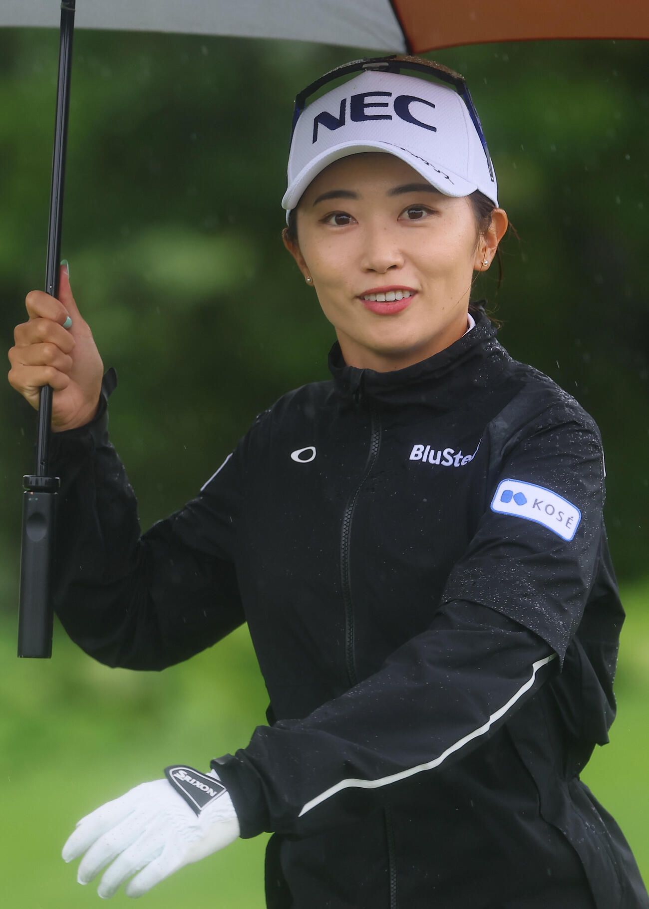 18番、笑顔を見せる安田祐香（撮影・水谷安孝）
