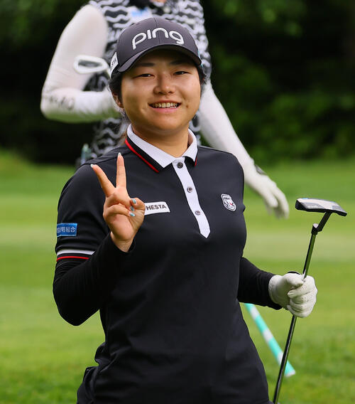 17番、笑顔でピースサインする宮沢美咲（撮影・水谷安孝）