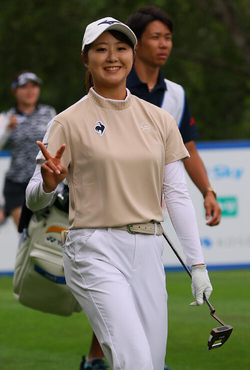 17番、笑顔でピースサインする稲垣那奈子（撮影・水谷安孝）