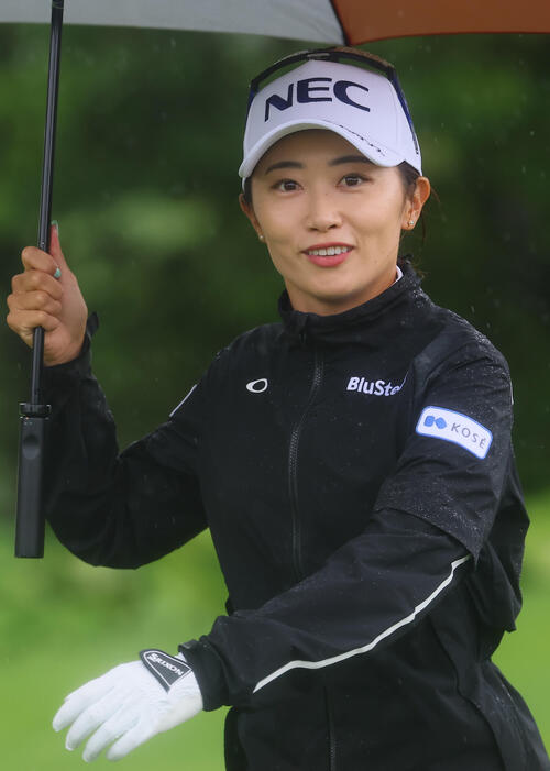 18番、笑顔を見せる安田祐香（撮影・水谷安孝）