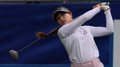 1番、ティーショットを放つ常文恵（撮影・水谷安孝）