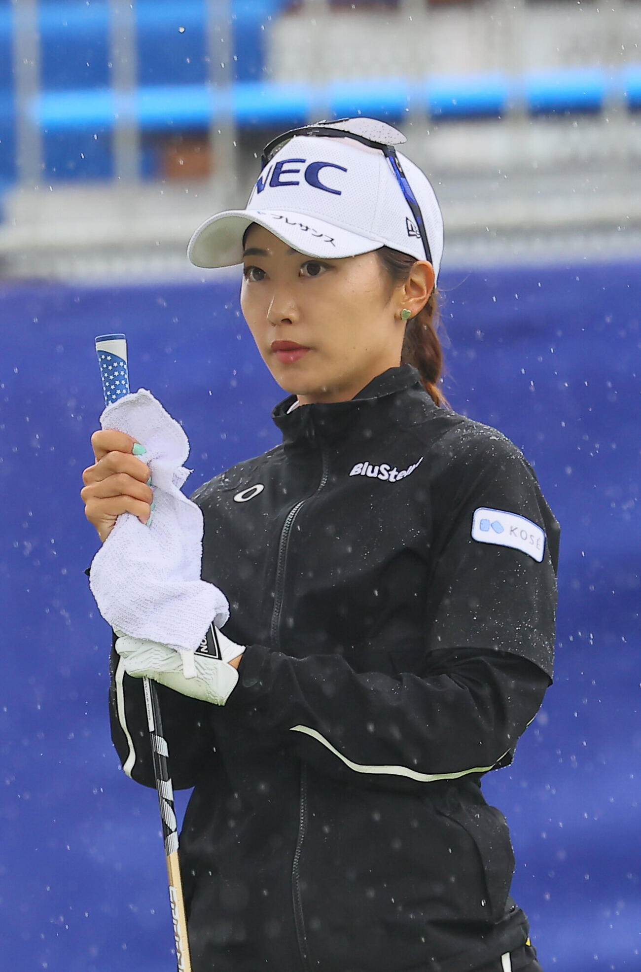 1番、クラブを拭く安田祐香（撮影・水谷安孝）