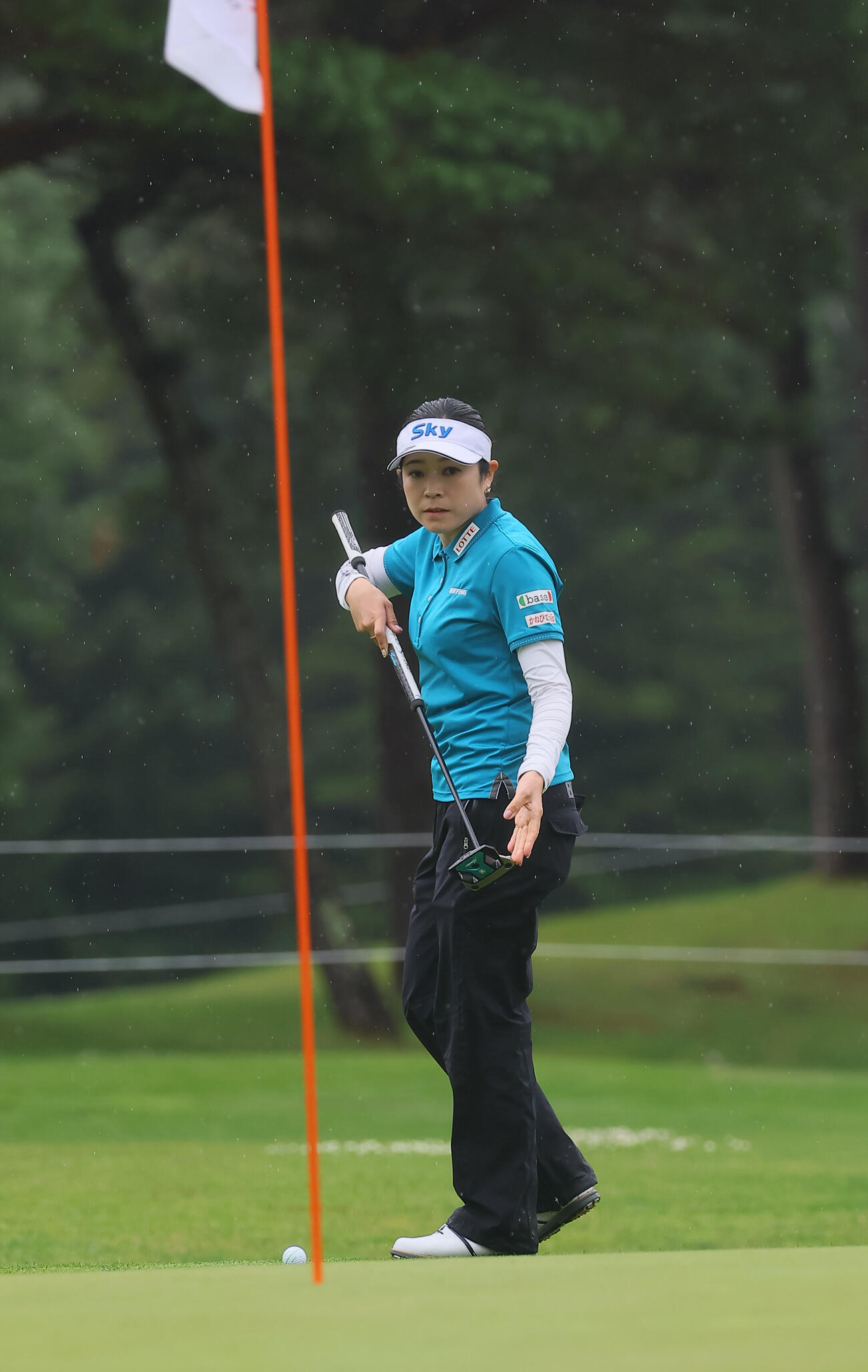 2番、バーディーを狙う仲宗根澄香（撮影・水谷安孝）