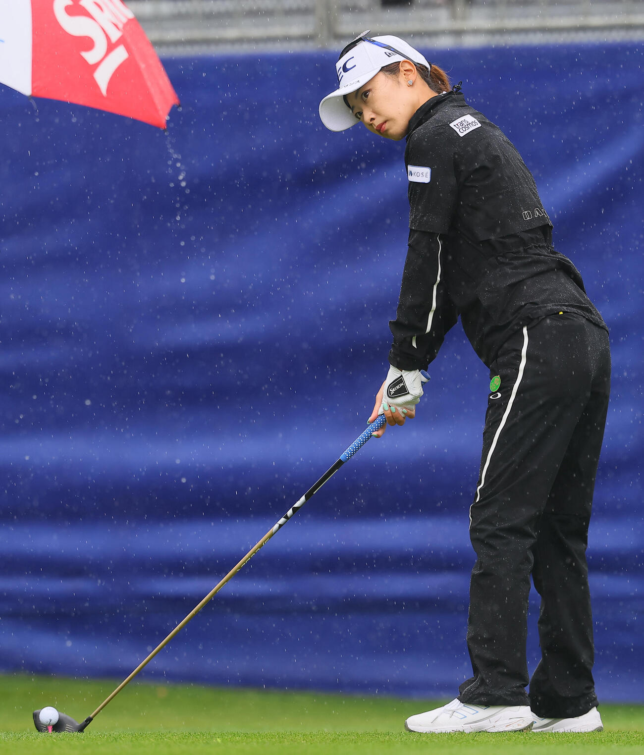 1番、ティーショットで構える安田祐香（撮影・水谷安孝）