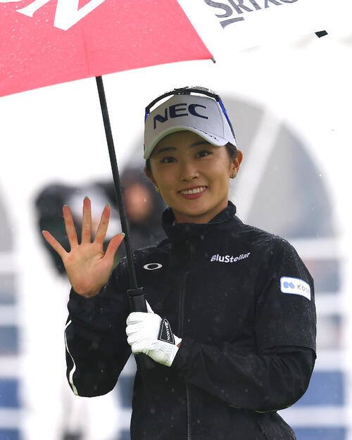 1番、笑顔を見せる安田祐香（撮影・水谷安孝）