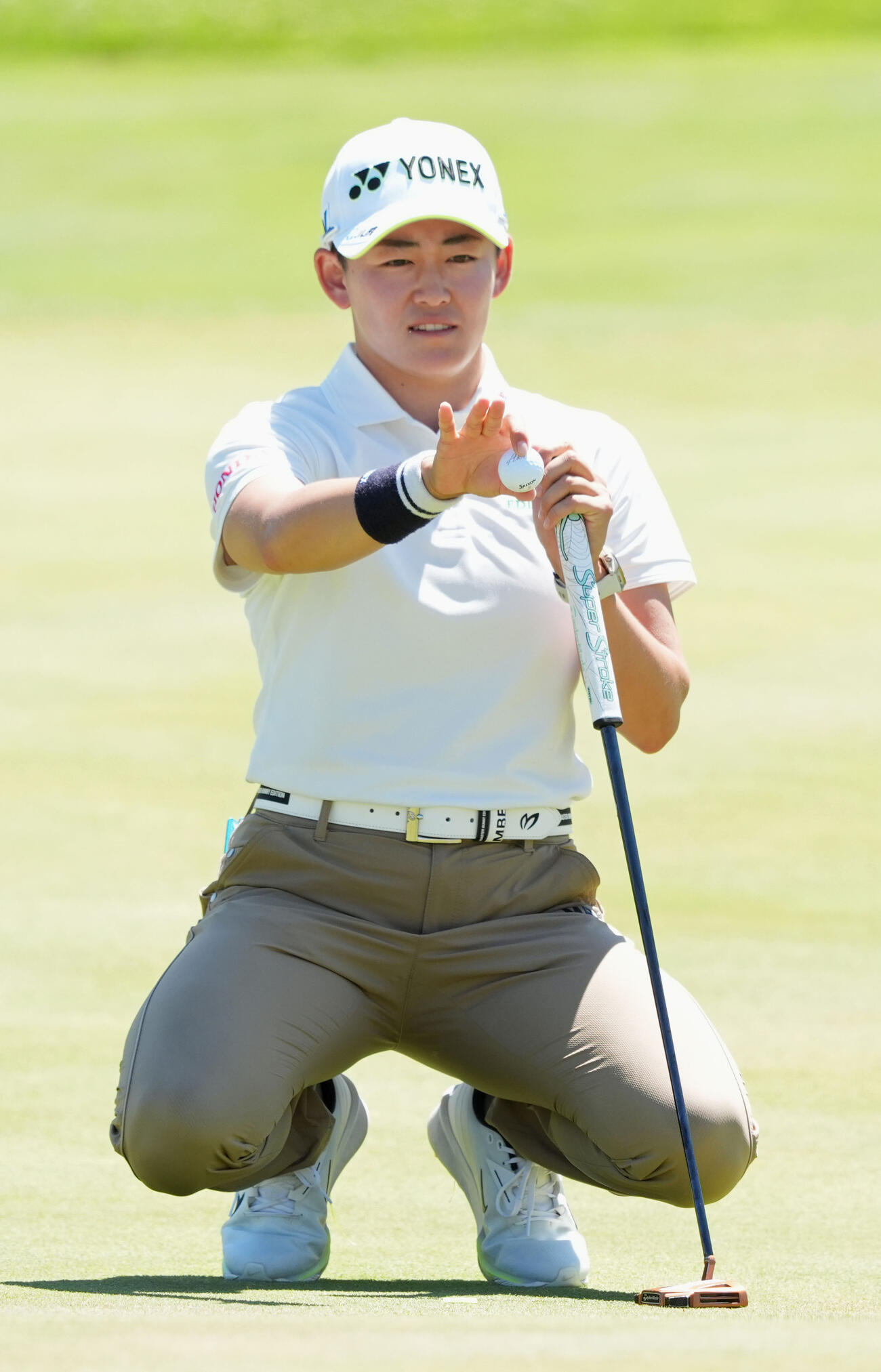 第1ラウンド、18番でラインを読む岩井明愛。8アンダーで単独首位＝エビアン・リゾートGC（共同）