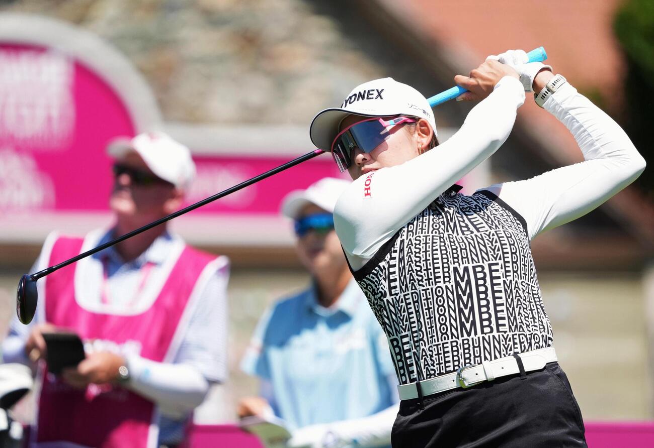 第1ラウンド、1アンダーで35位の岩井千怜＝エビアン・リゾートGC（共同）
