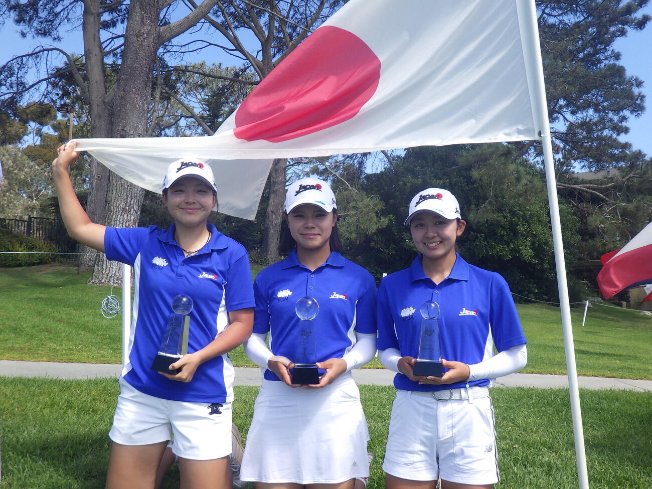 女子15－18歳の部で優勝した仁科優花(中）、2位の佐藤涼音(左）、3位の本村紅音(右）（C）IJGA