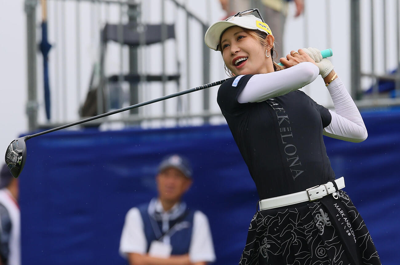1番、ティーショットを放つ金田久美子（撮影・水谷安孝）