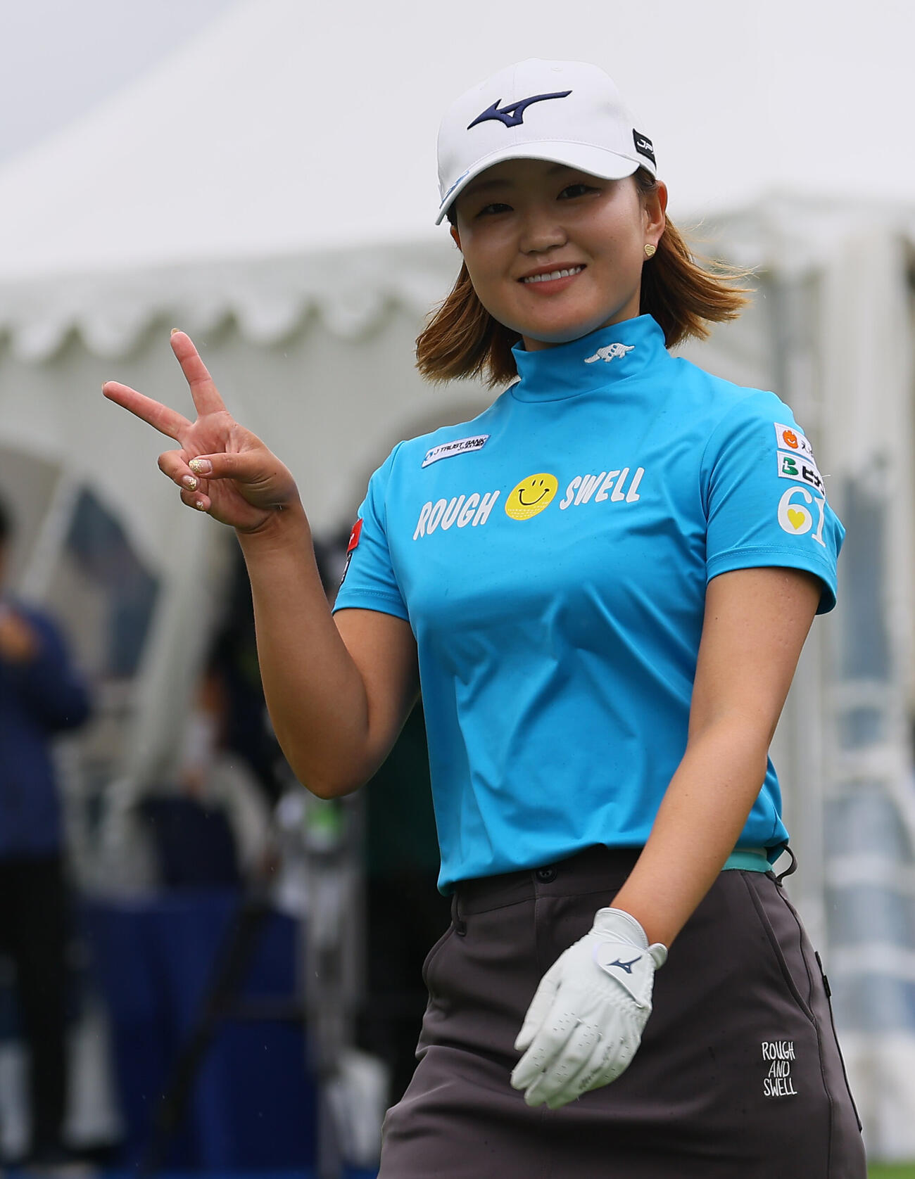 1番、ピースサインでスタートする奥山純菜（撮影・水谷安孝）