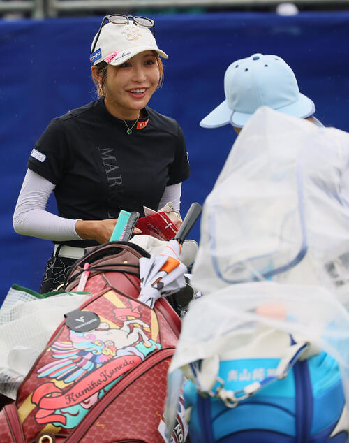 1番、キャディーにあいさつする金田久美子（撮影・水谷安孝）