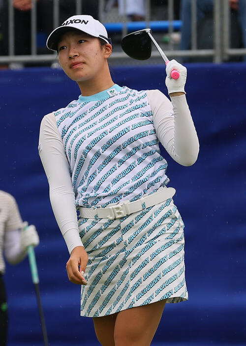 1番、ティーショットを放つ長沢愛羅（撮影・水谷安孝）
