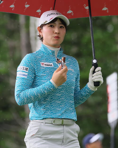 9番、モグモグする蛭田みな美(撮影・水谷安孝)