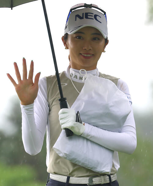 9番、笑顔を見せる安田祐香(撮影・水谷安孝)