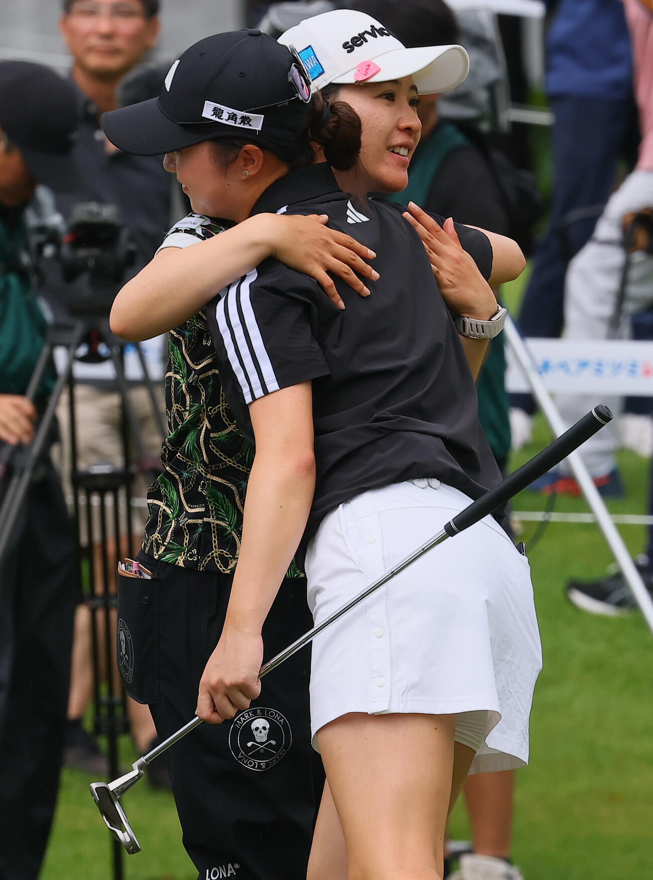 18番、9アンダーで首位に立った永井花奈は森田遥とハグ（撮影・水谷安孝）