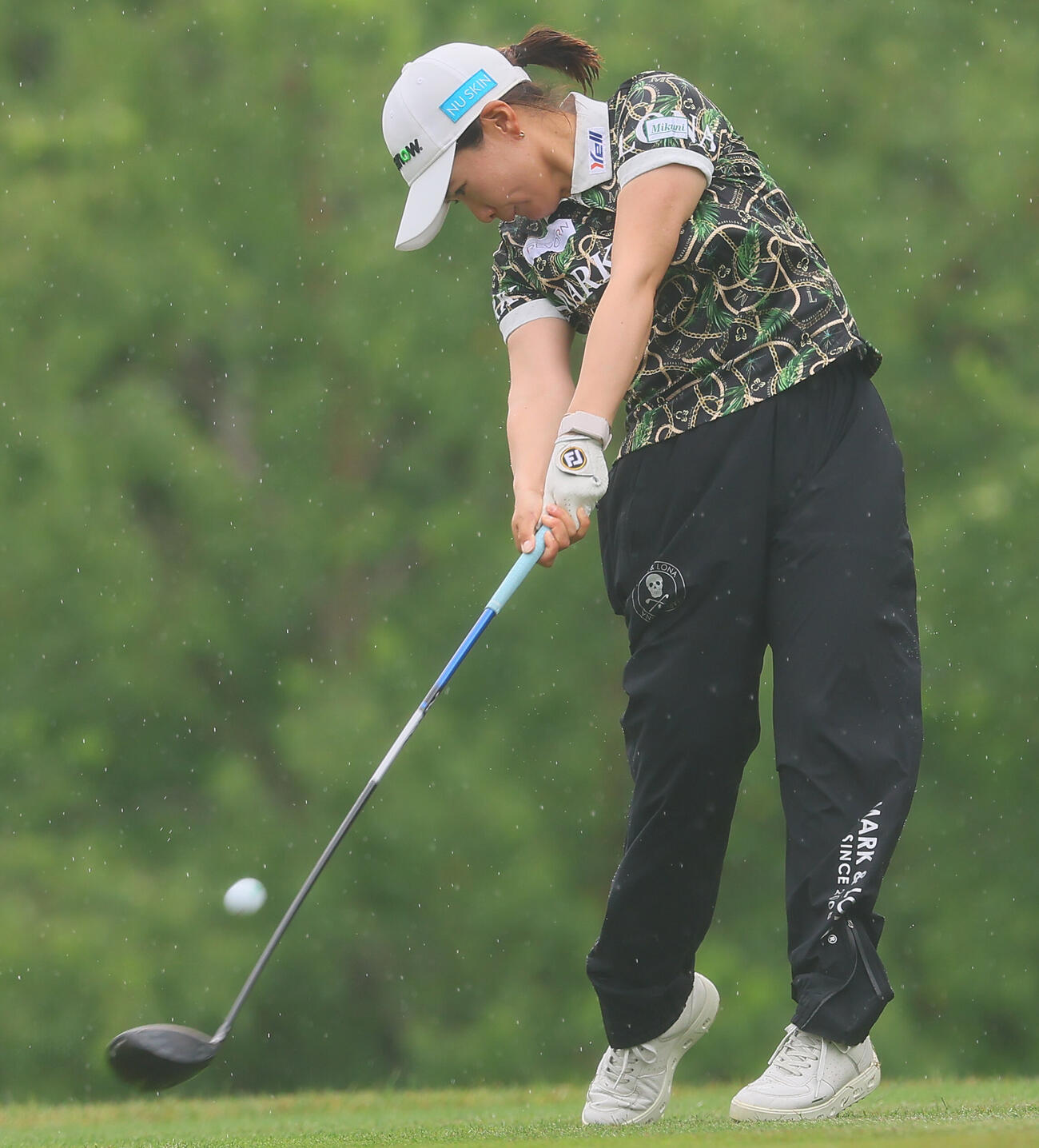 9番、ティーショットを放つ永井花奈（撮影・水谷安孝）