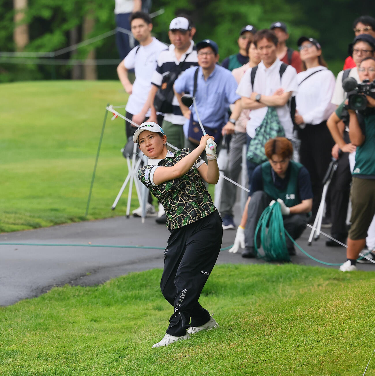 18番、ラフからセカンドショットを放つ永井花奈（撮影・水谷安孝）